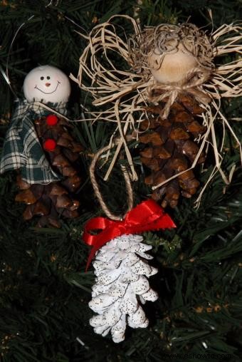 Adornos de árbol de Navidad con conos de pino