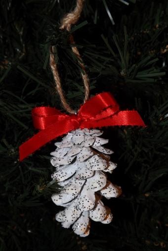 Adornos de árbol de Navidad con conos de pino