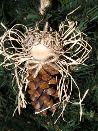 Adornos de árbol de Navidad con conos de pino