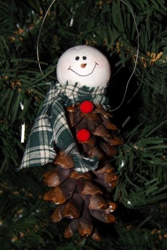 Adornos de árbol de Navidad con conos de pino