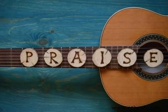 Cómo encontrar acordes y letras de guitarra gospel gratis