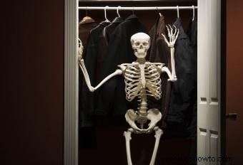 Esqueletos que podría encontrar en el armario de su cónyuge