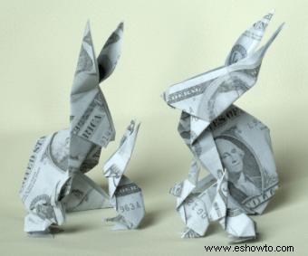 Cómo doblar un conejo de origami de dinero