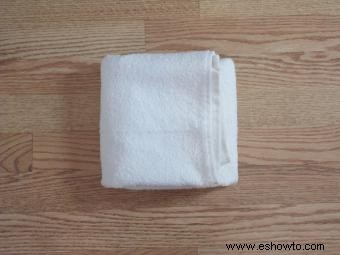 Cómo hacer una cesta con una toalla de origami