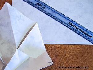 Caja triangular de papel doblado