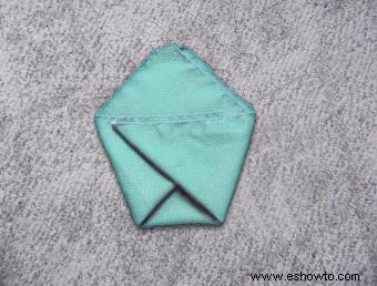 Cómo doblar una servilleta en forma de pañal