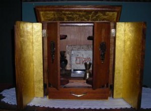 La Caja Dybbuk: La Historia Real del Objeto Embrujado Más Temido de eBay