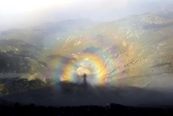 Significados del orbe arcoíris en encuentros e imágenes