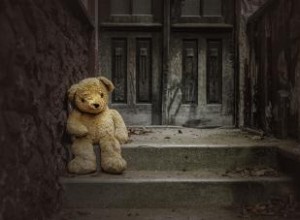 Juguetes Embrujados: Historias Reales Escalofriantes de Muñecos y Osos Posesos