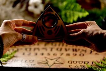 18 cánticos de la tabla ouija (y cómo usarlos correctamente)