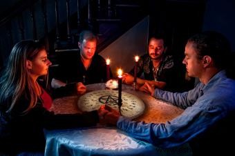 18 cánticos de la tabla ouija (y cómo usarlos correctamente)