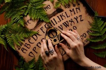60 preguntas para hacerles a los espíritus con una tabla Ouija (que son seguras)