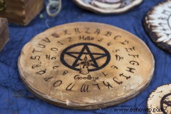 Cómo hacer tu propio tablero ouija:ideas de bricolaje con pasos