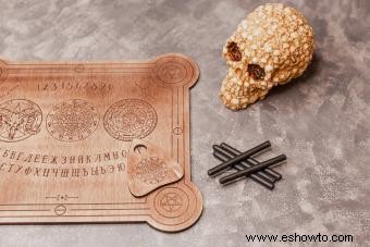 Cómo iniciar una sesión de tabla Ouija correctamente (y con seguridad)