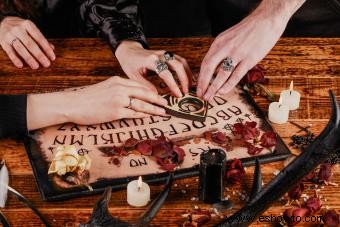 Cómo iniciar una sesión de tabla Ouija correctamente (y con seguridad)