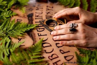 Cómo usar una tabla Ouija:10 pasos para comunicarse con los espíritus