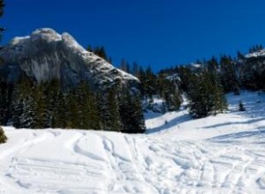 Resort de montaña con raquetas de nieve