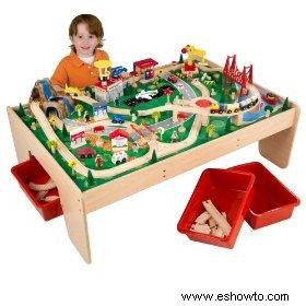 Mesa y trenes de juguete de madera