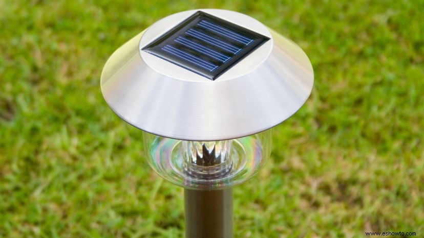 Cómo funcionan las luces solares para jardines 