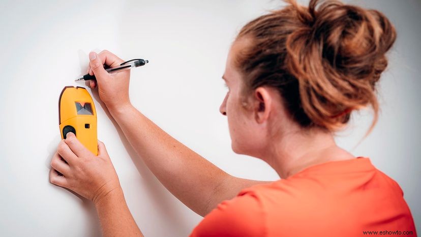 Cómo rastrear cableado eléctrico en una pared