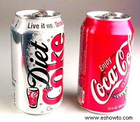 ¿Por qué la gente golpea las latas de refresco antes de abrirlas? 