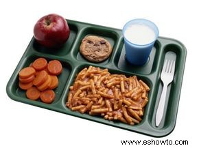 ¿Quién decide lo que se incluye en los almuerzos escolares? 