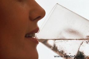 Mantenga sus encías hidratadas:beba mucha agua 