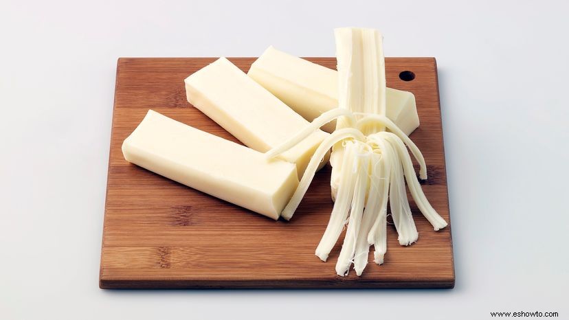 ¿Cómo se vuelve fibroso el queso en tiras? 