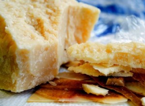 No deseches las cortezas de queso: 4 formas expertas de aprovecharlas al máximo