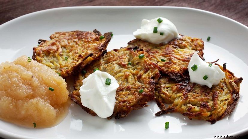 Cómo los latkes se convirtieron en la comida favorita de Hanukkah 