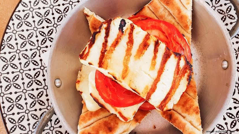 ¿Qué es el queso Halloumi y por qué de repente es tan popular? 