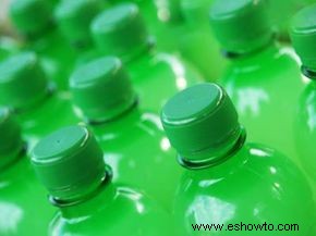 Guía definitiva de manualidades con botellas de refresco recicladas 