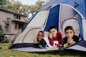 Cómo organizar un campamento en el patio trasero 