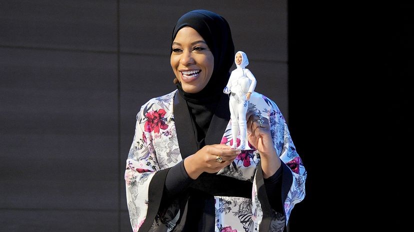 Mattel rinde homenaje a atleta olímpica musulmana-estadounidense con una Barbie 