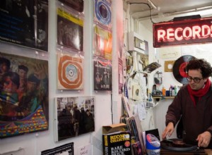 El vinilo resurge: Cómo el streaming y los discos físicos salvan el álbum tradicional