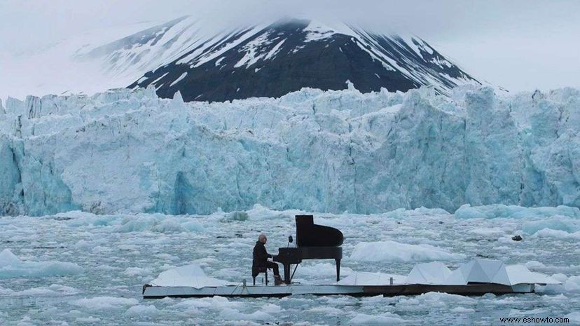 Pianista toca música hermosa mientras flota en el océano Ártico 