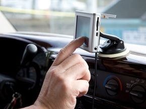 ¿Es más económico tener un sistema GPS portátil en su automóvil o que el distribuidor lo instale? 