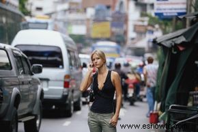 ¿Cómo puedes escuchar una llamada en un teléfono inteligente que no tiene altavoz? 