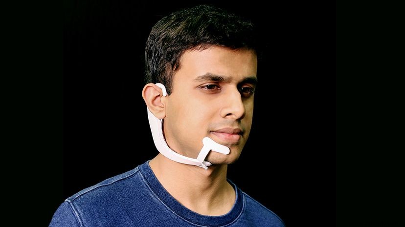 Los nuevos auriculares MIT pueden escuchar sus pensamientos y responder 