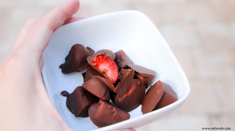 Receta de bocados de fresa y chocolate congelados 