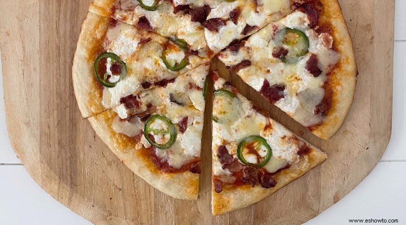 La receta de pizza con queso cheddar y jalapeño que nos lleva del martes de tacos a la noche de pizza 