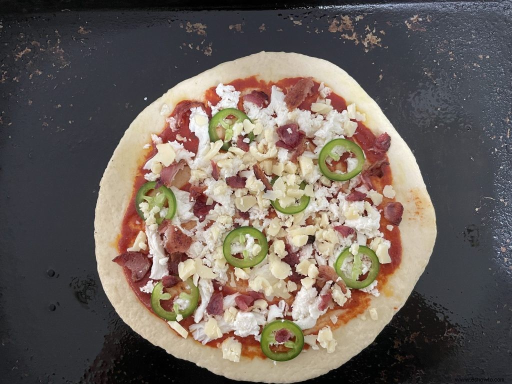 La receta de pizza con queso cheddar y jalapeño que nos lleva del martes de tacos a la noche de pizza 