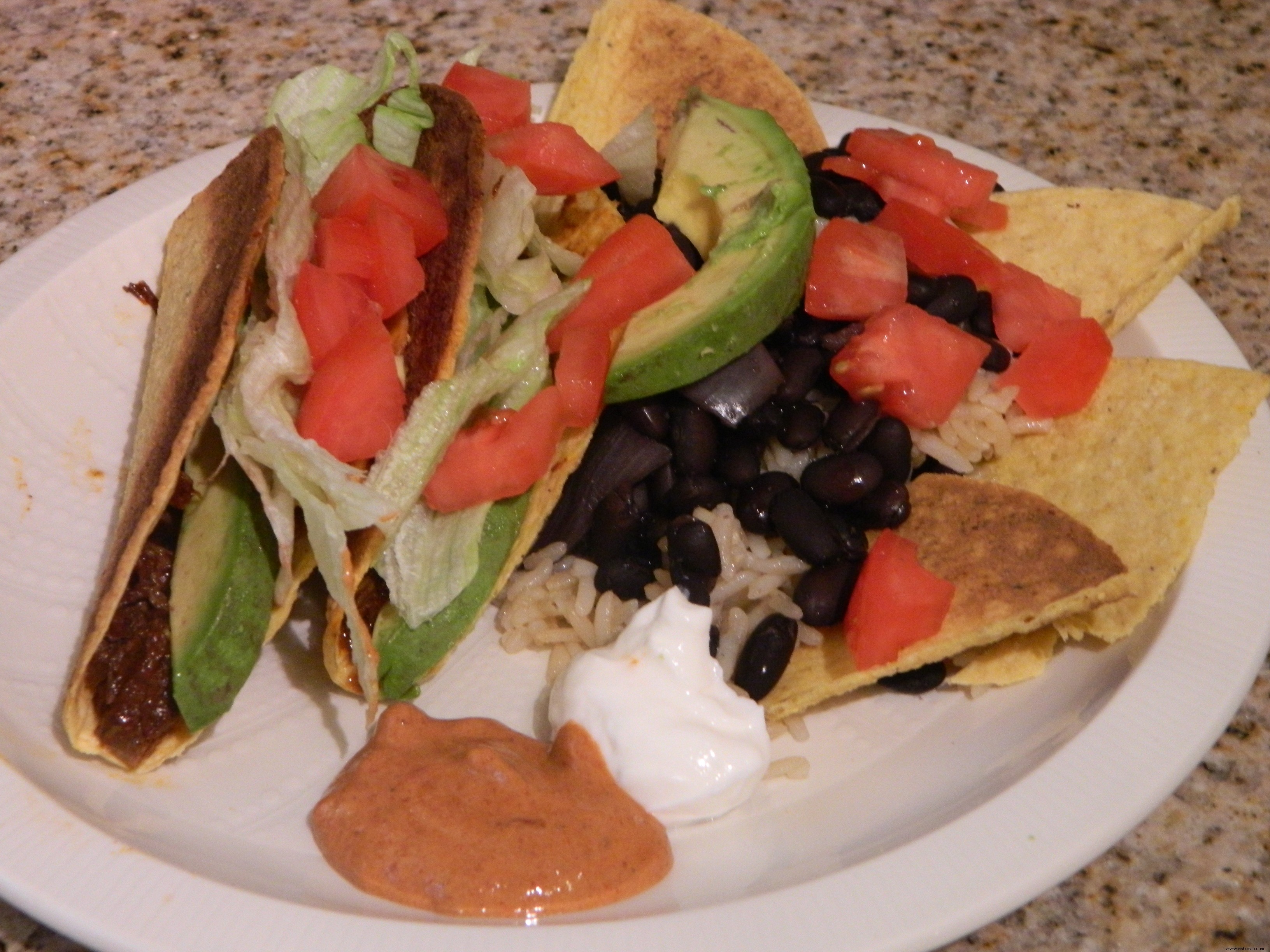 Tacos picantes de carne con chipotle y salsa de chipotle 