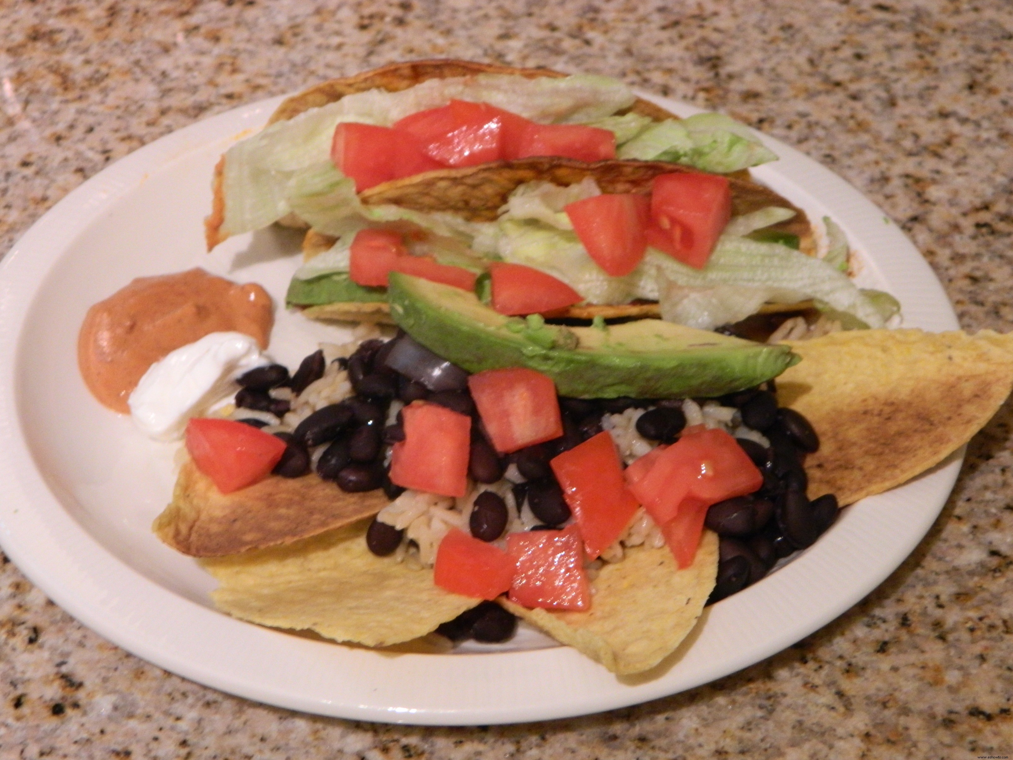 Tacos picantes de carne con chipotle y salsa de chipotle 