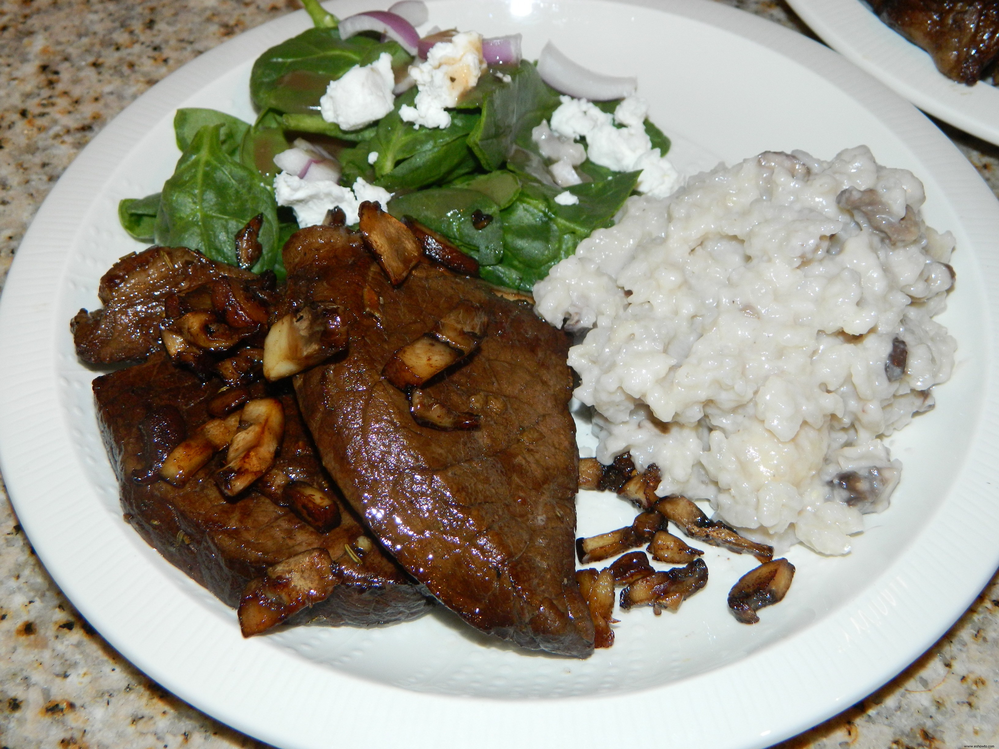 Risotto económico de bistec y champiñones 