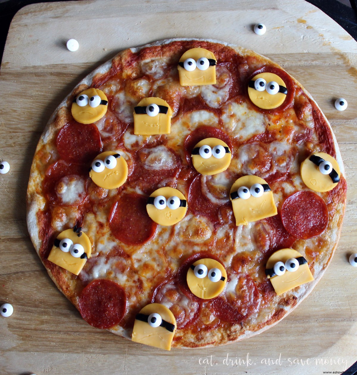 Noche de cine familiar con Minions, pizza y palomitas de maíz. 