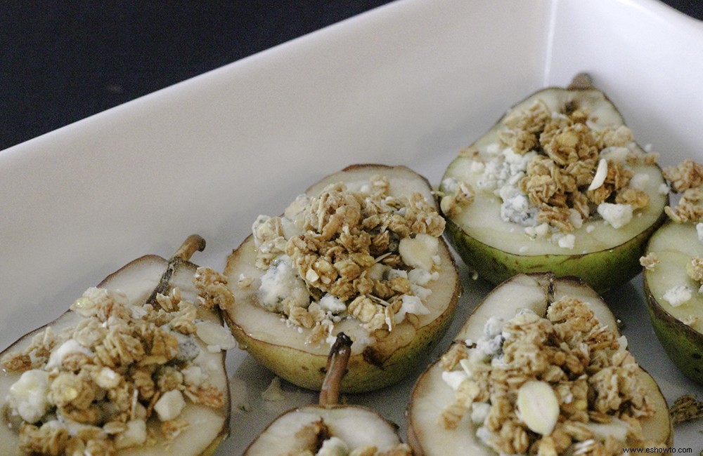 Peras al horno con gorgonzola, granola y miel 