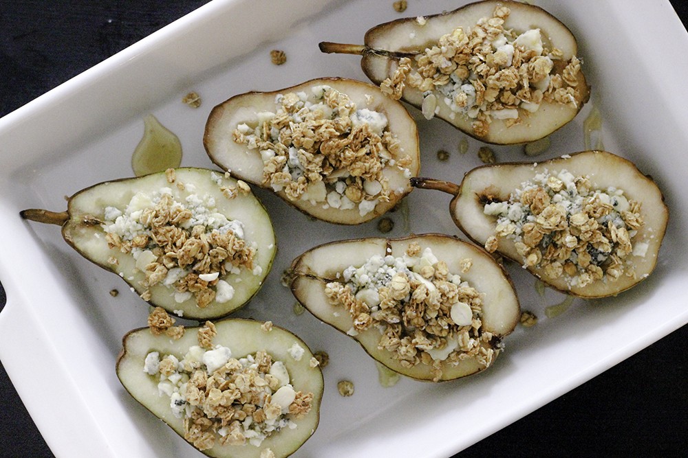 Peras al horno con gorgonzola, granola y miel 