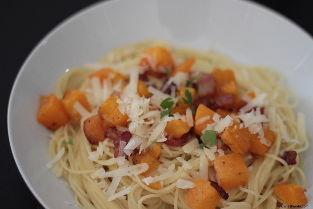 Pasta cabello de ángel con salsa de crema de salvia, calabaza y tocino 