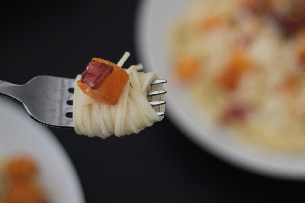 Pasta cabello de ángel con salsa de crema de salvia, calabaza y tocino 